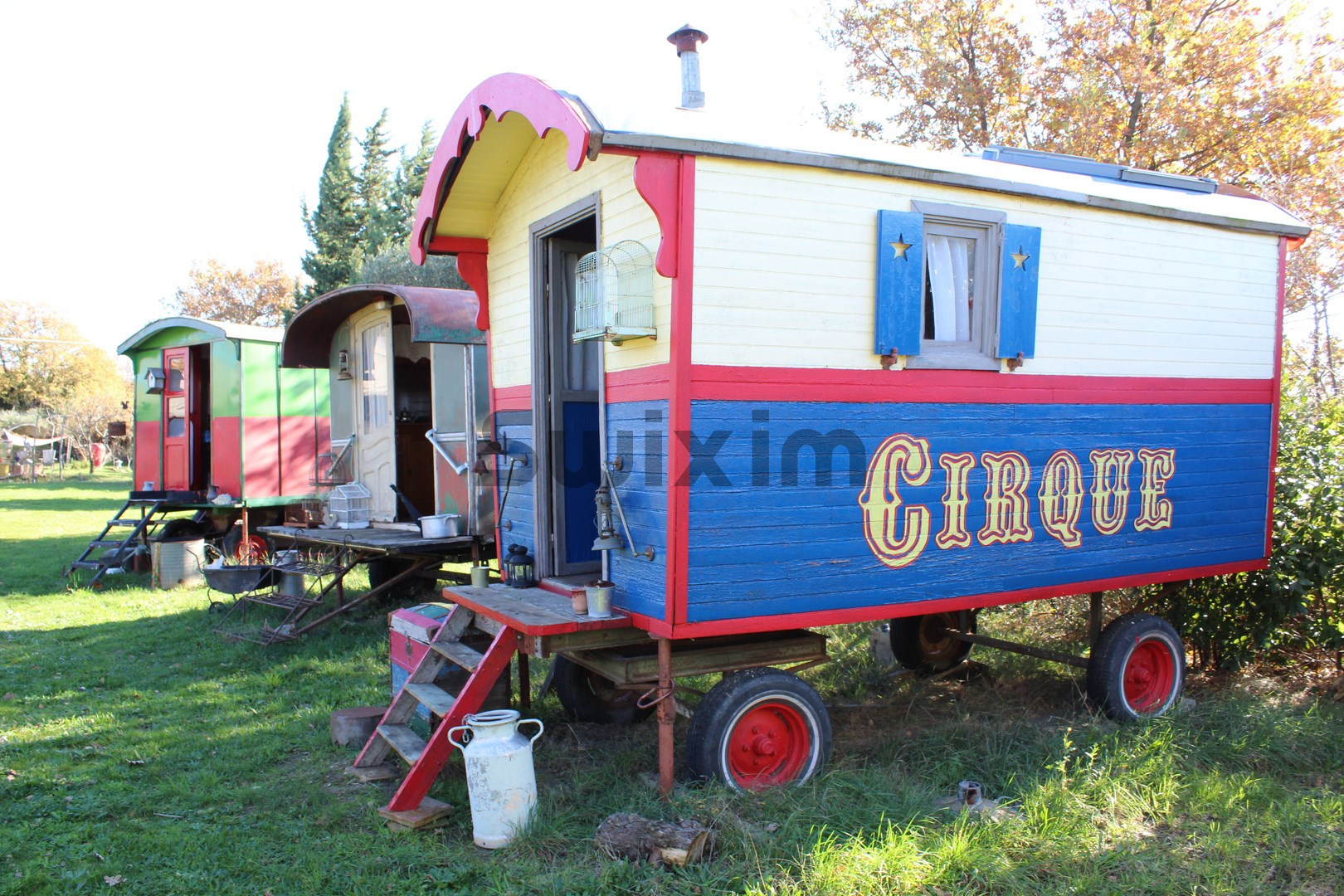 vente Collection de roulottes anciennes dans le Gard provençal